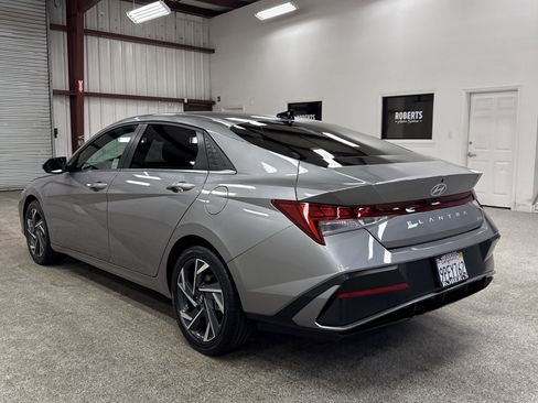 Used 2025 Hyundai Elantra Limited image 16