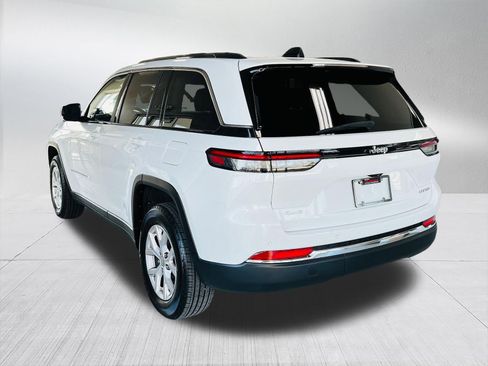 Used 2022 Jeep Grand Cherokee Limited w/ Trailer Tow Prep Group (B) AWD/4WD image 8