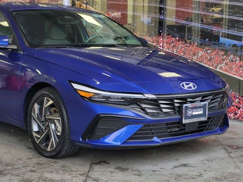 Used 2024 Hyundai Elantra SEL w/ Convenience Package image 2