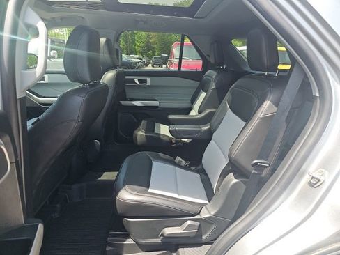Used 2022 Ford Explorer XLT w/ Equipment Group 202A AWD/4WD image 19