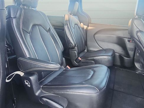 Used 2025 Chrysler Pacifica Select image 25