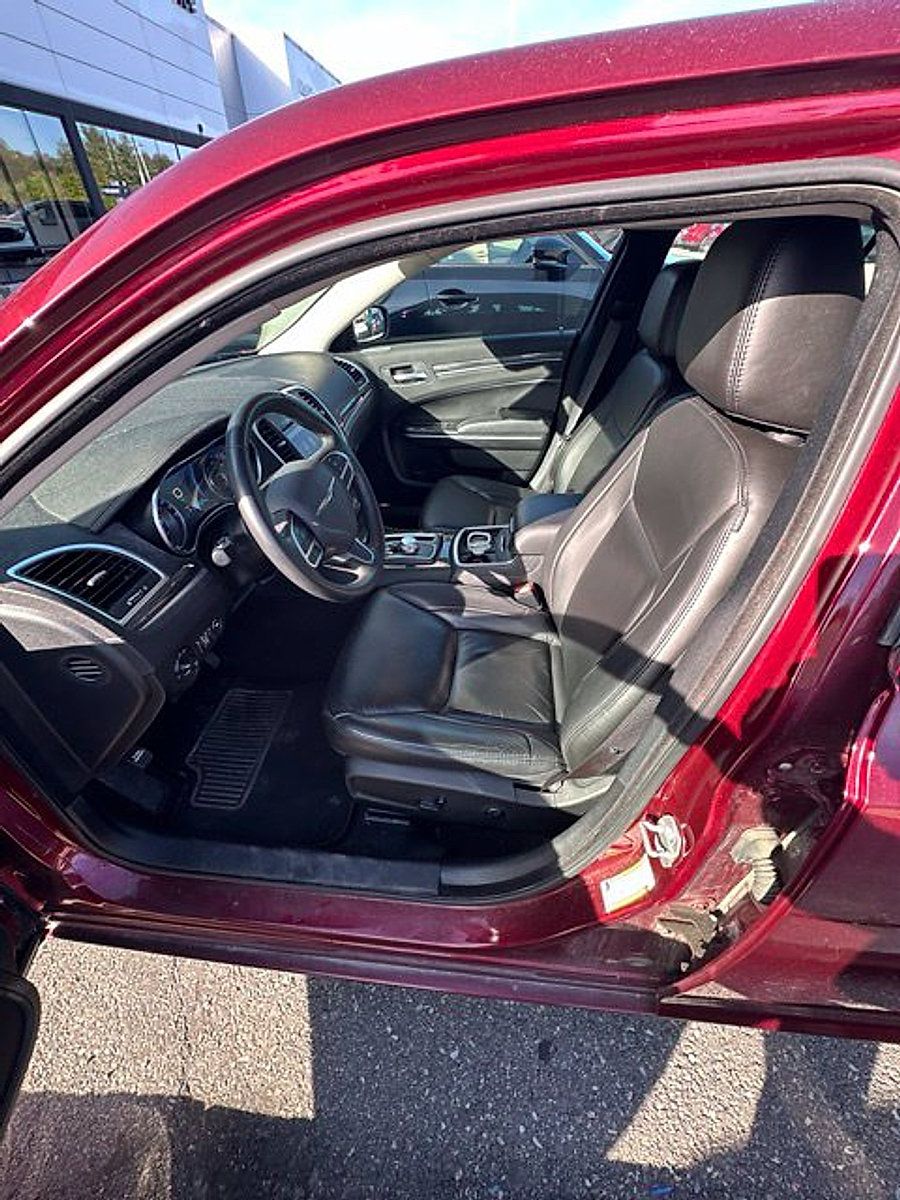 Used 2020 Chrysler 300 Touring L w/ Value Package RWD image 2