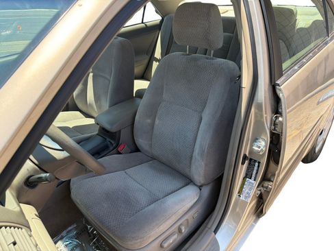Used 2004 Toyota Camry LE FWD image 10