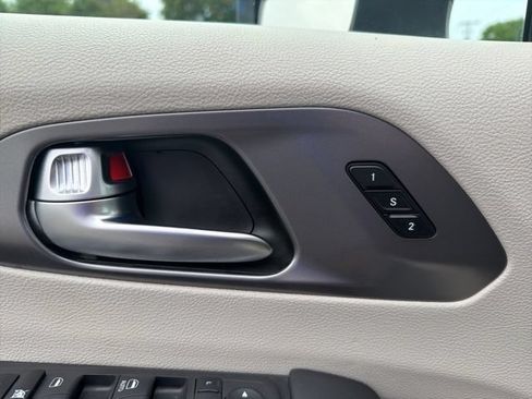 Used 2023 Chrysler Pacifica Touring-L FWD image 12