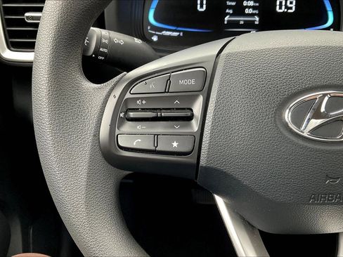 Certified 2025 Hyundai Venue SE image 11