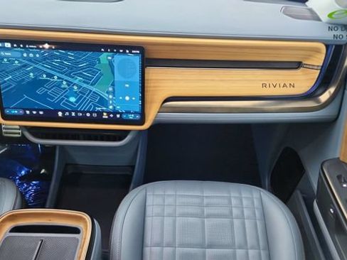 Used 2025 Rivian R1T Premium AWD/4WD image 37