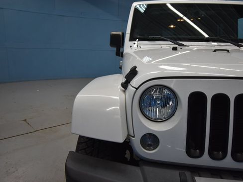 Used 2015 Jeep Wrangler Unlimited Sahara AWD/4WD image 37