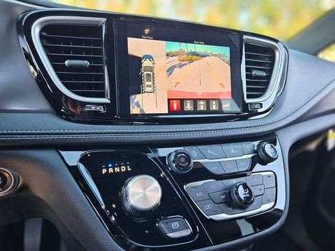 New 2026 Chrysler Pacifica Select image 10