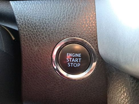 Used 2018 Toyota Highlander XLE image 29