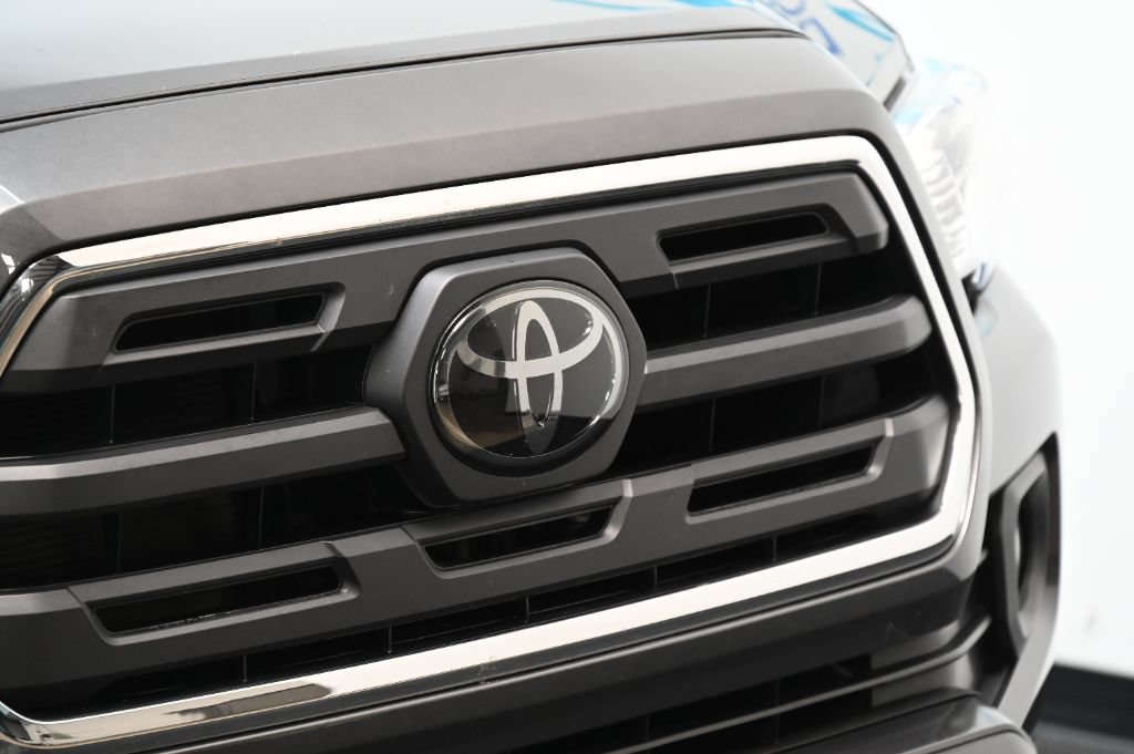 Used 2018 Toyota Tacoma SR5 AWD/4WD image 10