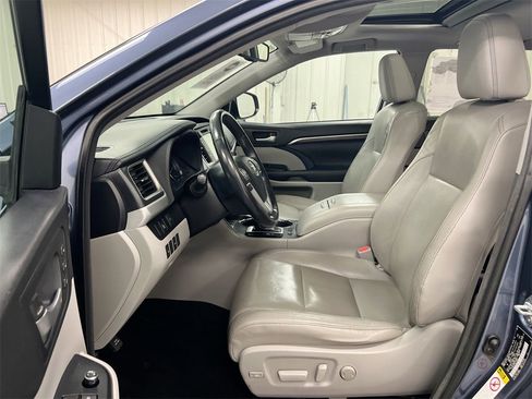 Used 2015 Toyota Highlander Limited image 19