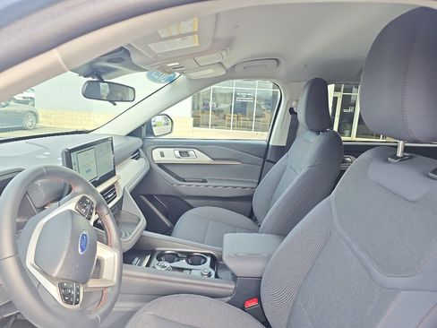 Used 2025 Ford Explorer Active AWD/4WD image 22