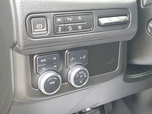 Used 2024 GMC Yukon XL Denali AWD/4WD image 9