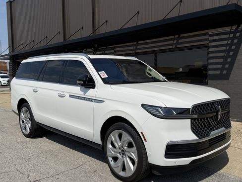 Used 2025 Lincoln Navigator L Reserve image 3