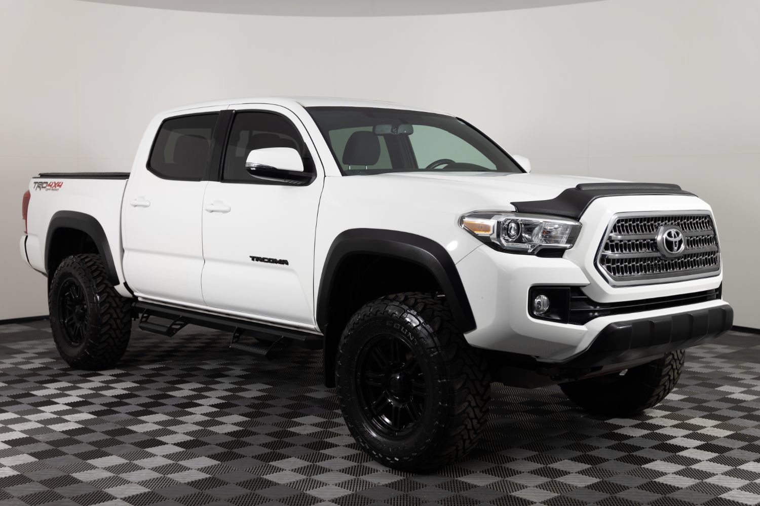 Used 2017 Toyota Tacoma TRD Off-Road w/ Premium & Technology Package AWD/4WD image 10