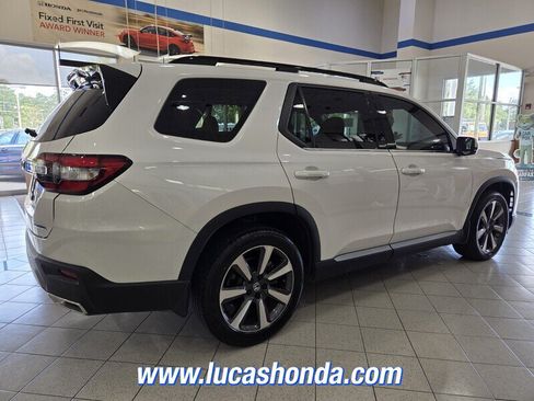 Used 2025 Honda Pilot Touring image 4