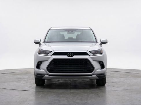 Used 2025 Toyota Grand Highlander FWD image 2