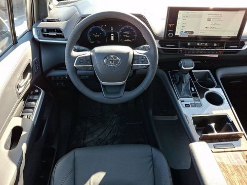 New 2026 Toyota Sienna Platinum image 7