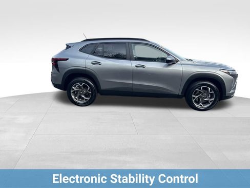 Used 2025 Chevrolet Trax LT image 9