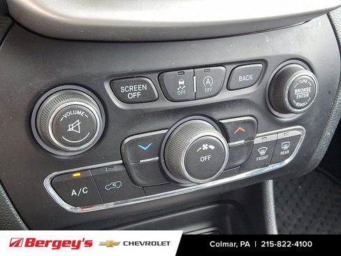 Used 2015 Jeep Cherokee Trailhawk w/ Leather Interior Group AWD/4WD image 16