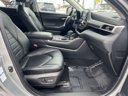 Used 2022 Toyota Highlander XLE image 25