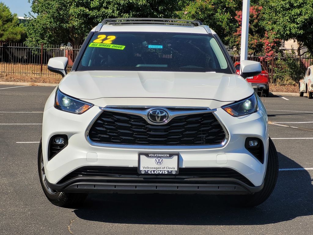 Used 2022 Toyota Highlander XLE AWD/4WD image 3