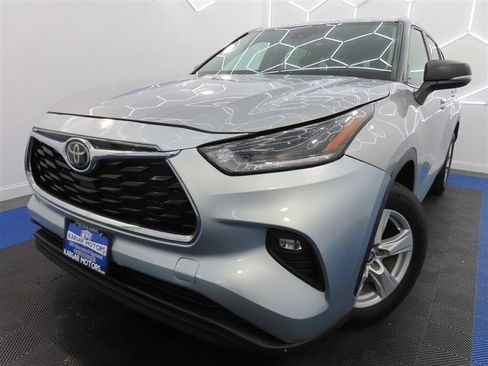 Used 2025 Toyota Highlander LE FWD image 2