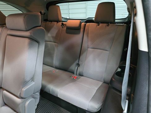 Used 2021 Toyota Highlander LE FWD image 19