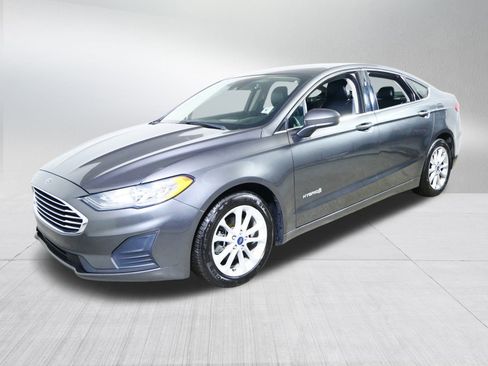 Used 2019 Ford Fusion SE image 3