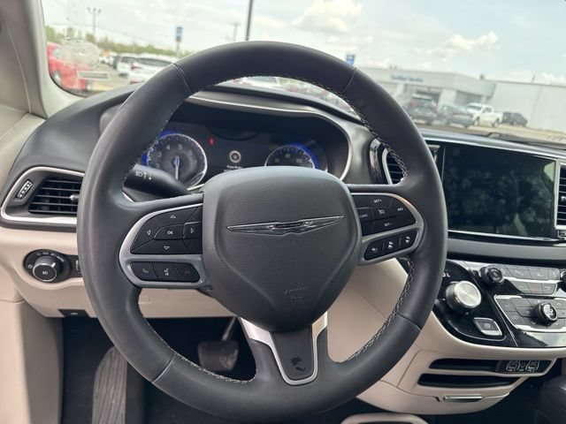 Used 2023 Chrysler Pacifica Touring-L FWD image 12