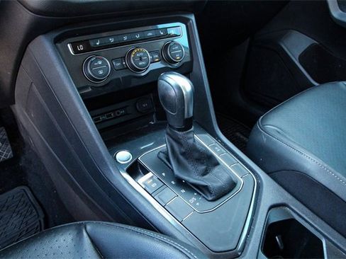 Used 2020 Volkswagen Tiguan SE w/ Panoramic Sunroof Package image 23