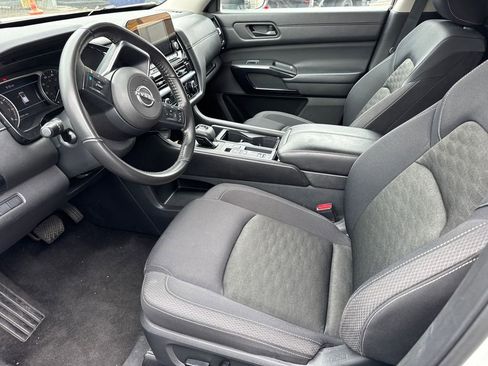Used 2024 Nissan Pathfinder SV FWD image 7