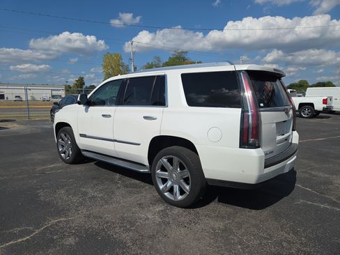 Used 2017 Cadillac Escalade Luxury RWD image 3