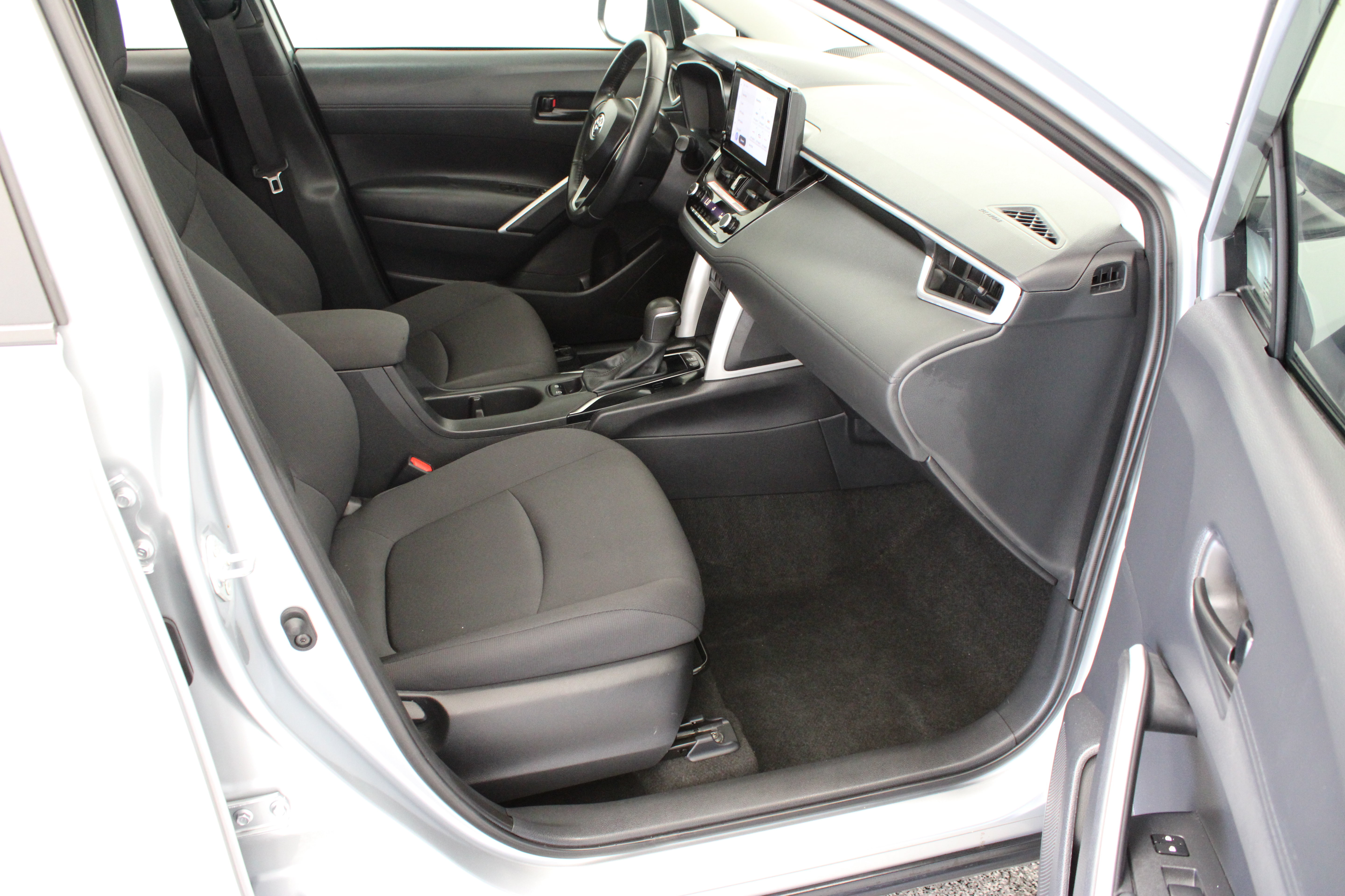Used 2024 Toyota Corolla Cross LE FWD image 35