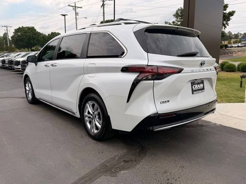 Used 2023 Toyota Sienna Limited FWD image 7