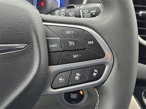 Used 2024 Chrysler Pacifica Touring-L image 18