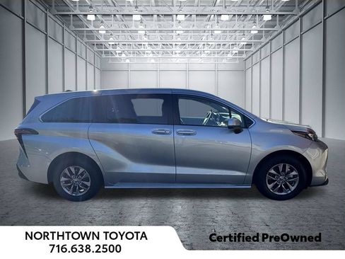Used 2025 Toyota Sienna LE FWD image 27