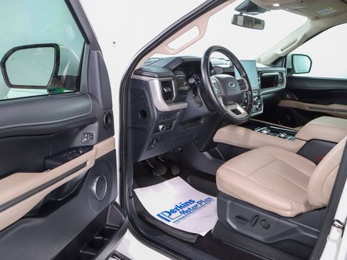Used 2022 Ford Expedition XLT image 3