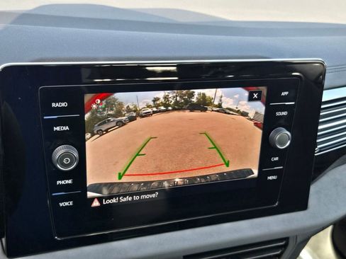 Certified 2025 Volkswagen Jetta SE w/ Sunroof Package image 22