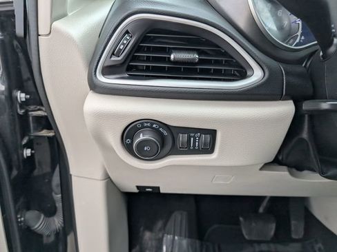 Used 2024 Chrysler Pacifica Touring-L image 9