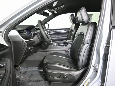 Used 2023 Jeep Grand Cherokee Altitude image 23