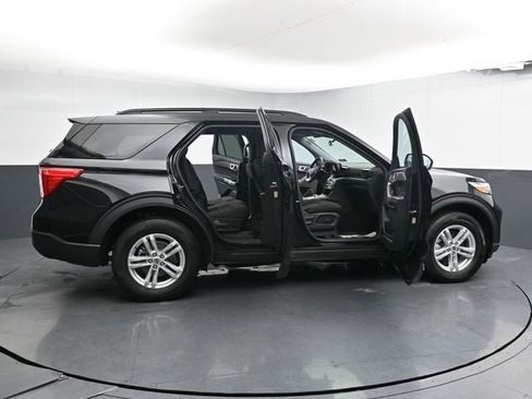 Used 2023 Ford Explorer XLT image 32