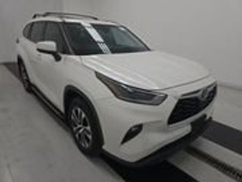 Used 2021 Toyota Highlander XLE image 1