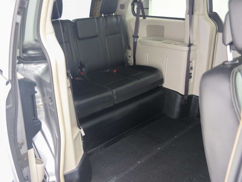 Used 2015 Chrysler Town & Country Touring FWD image 14