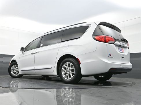 Used 2017 Chrysler Pacifica Touring-L image 25