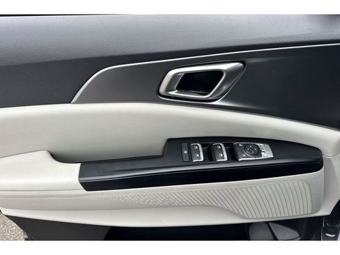 Used 2024 Kia Carnival LX image 13