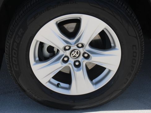 Used 2021 Toyota RAV4 XLE w/ Convenience Package FWD image 9