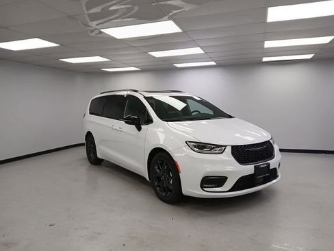 New 2026 Chrysler Pacifica Limited w/ Uconnect Theater Family Group image 2