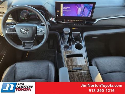 Used 2025 Toyota Sienna Limited image 27
