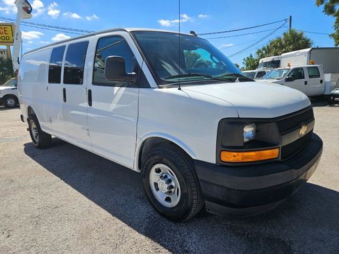 Used 2017 Chevrolet Express 3500 Extended RWD image 3